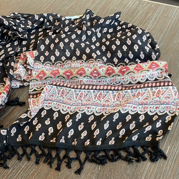 Maurices ladies beautiful wrap in size small with gorgeous print and fringe. - Picture 5 of 8